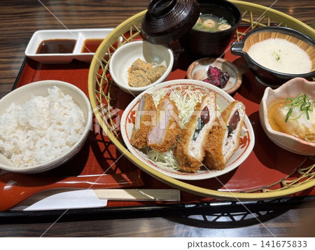 I ate katsudon at a restaurant. I ate katsudon at a restaurant. 141675833