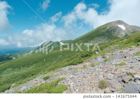 藍天綠脊,一幅生氣勃勃的夏季山地風光徐徐展開。 藍天綠脊,一幅生氣勃勃的夏季山地風光徐徐展開。 141675844