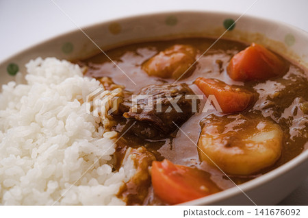 牛肉蔬菜咖哩飯,一道經典的西式菜餚。 牛肉蔬菜咖哩飯,一道經典的西式菜餚。 141676092