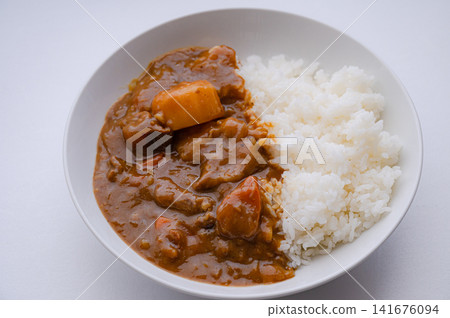 咖哩飯的俯視圖,擺盤簡約。 咖哩飯的俯視圖,擺盤簡約。 141676094