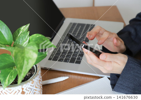 一位女士正在用智慧型手機收集資訊。 一位女士正在用智慧型手機收集資訊。 141676630