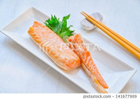 Grilled fatty salmon belly 141677989