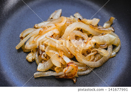 焦糖洋蔥炒至香味四溢 焦糖洋蔥炒至香味四溢 141677991