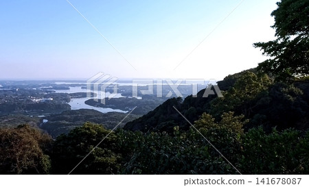 從橫山上可以欣賞到壯麗的景色,天空晴朗明亮。 從橫山上可以欣賞到壯麗的景色,天空晴朗明亮。 141678087
