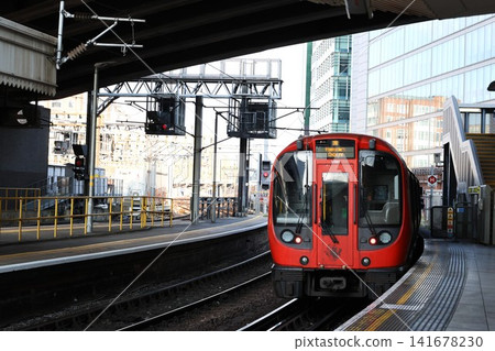 一列倫敦地鐵列車從英國倫敦帕丁頓車站出發。 一列倫敦地鐵列車從英國倫敦帕丁頓車站出發。 141678230