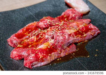 醃過的牛小排,撒上芝麻的生肉,用來燒烤 醃過的牛小排,撒上芝麻的生肉,用來燒烤 141678596