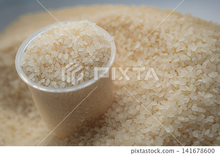 想要攝取健康米飯,請將糙米放入量杯中。 想要攝取健康米飯,請將糙米放入量杯中。 141678600