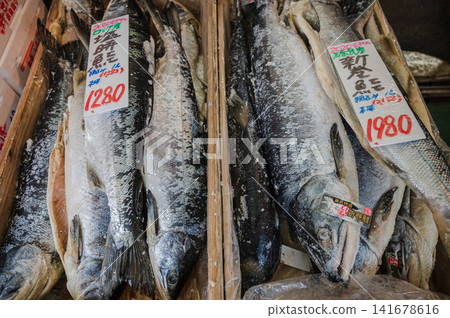 商店裡販售的鹹鮭魚,以及貼有價格標籤的鹹鮭魚。 商店裡販售的鹹鮭魚,以及貼有價格標籤的鹹鮭魚。 141678616