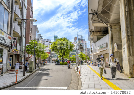神奈川縣川崎市的城市景觀：高架鐵路軌道下方和武藏新莊站前的商業街。 141678922