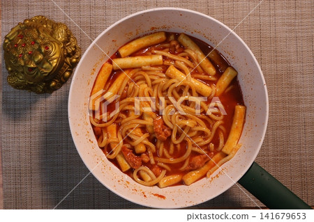 Spicy Noodle Bowl with Tteokbokki in White Pot 141679653