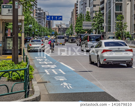 A bicycle that moved from a designated bicycle lane onto the roadway and a following vehicle. A bicycle that moved from a designated bicycle lane onto the roadway and a following vehicle. 141679810