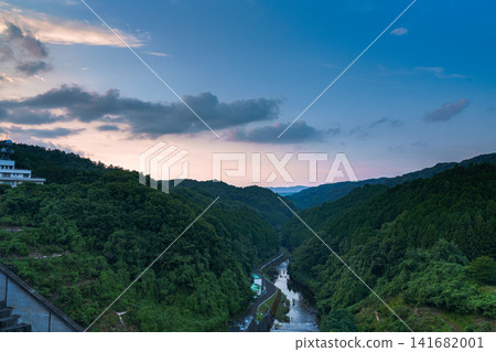 奈良縣奈良市布野目水壩北側布野目川谷的傍晚景色。使用標準變焦鏡頭拍攝。美麗的日落天空。 奈良縣奈良市布野目水壩北側布野目川谷的傍晚景色。使用標準變焦鏡頭拍攝。美麗的日落天空。 141682001