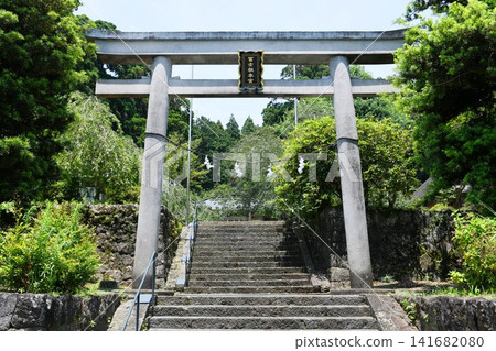 [Fujinomiya City: Torii gate at the entrance to the Murayama Sengen Shrine climbing route] 141682080