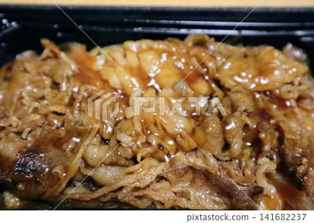 牛肉飯便當特寫 牛肉飯便當特寫 141682237