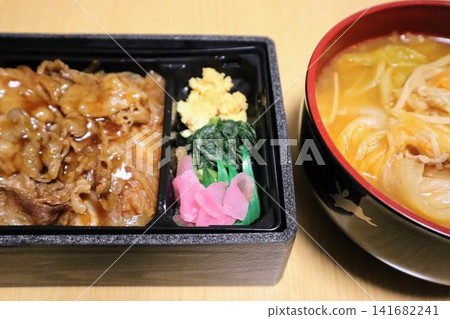 牛肉蓋飯和泡菜火鍋 牛肉蓋飯和泡菜火鍋 141682241