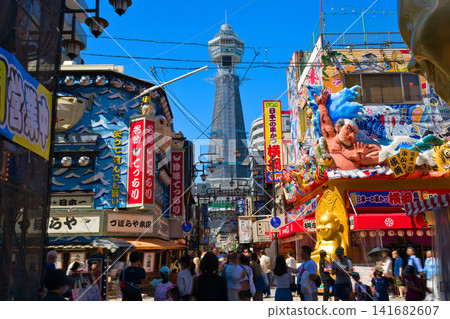 【大阪府】六月:遊覽新世界,這是一個保留著昭和時代復古氛圍的繁華市中心。 【大阪府】六月:遊覽新世界,這是一個保留著昭和時代復古氛圍的繁華市中心。 141682607