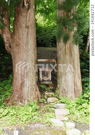 【北秋北市,湯之澤溫泉「森吉山溫泉小聖森之湯(原名相馬溫泉旅館)」:位於入口處兩棵杉樹之間,供奉溫泉守護神的神社。 】 【北秋北市,湯之澤溫泉「森吉山溫泉小聖森之湯(原名相馬溫泉旅館)」:位於入口處兩棵杉樹之間,供奉溫泉守護神的神社。 】 141682712