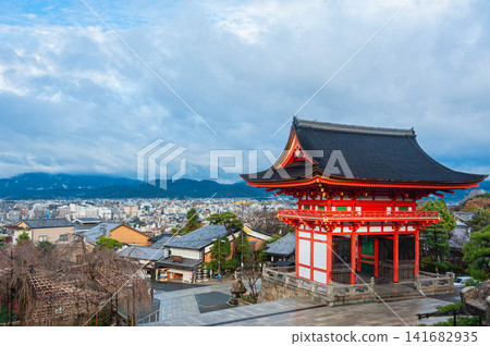 清水寺仁王門及京都城市景觀 清水寺仁王門及京都城市景觀 141682935