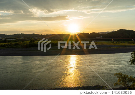 黃昏時分，從神田綠地公園看到的天龍川流水和雲朵。 141683036
