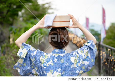 一個女人穿著浴衣的樣子 一個女人穿著浴衣的樣子 141683135