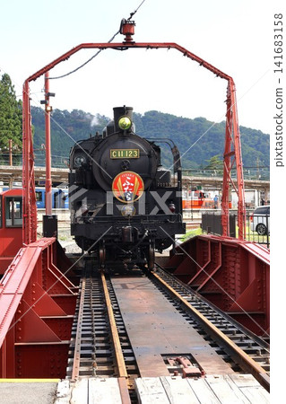 「SL Futara」蒸汽機車駛入鬼怒川溫泉站(栃木縣日光市鬼怒川溫泉大原)的轉盤。 「SL Futara」蒸汽機車駛入鬼怒川溫泉站(栃木縣日光市鬼怒川溫泉大原)的轉盤。 141683158