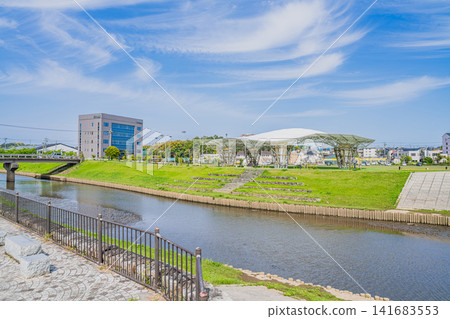 從今浦川沿岸看到的磐田市城市景觀(靜岡縣) 從今浦川沿岸看到的磐田市城市景觀(靜岡縣) 141683553