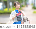 一位手持護照的女士，對出國旅行感到興奮。 141683648