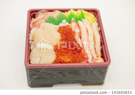從正面看，一碗海鮮，海膽和鮭魚籽色彩鮮豔。 141683653