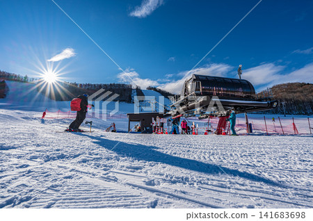 陽光灑在山坡上,這是滑雪纜車站的冬日景象。 陽光灑在山坡上,這是滑雪纜車站的冬日景象。 141683698