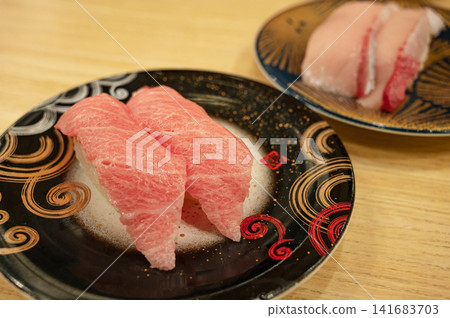 晶瑩剔透、入口即化的肥美鮪魚壽司，奢華的兩件組合。 141683703