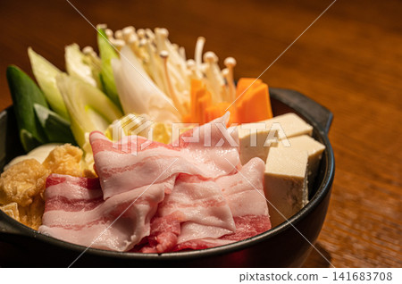 火鍋裡擺放著精美的五花肉和蔬菜 火鍋裡擺放著精美的五花肉和蔬菜 141683708
