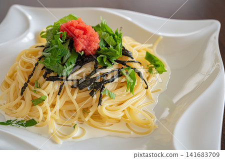 日式意麵,配大量海苔和調味料 日式意麵,配大量海苔和調味料 141683709