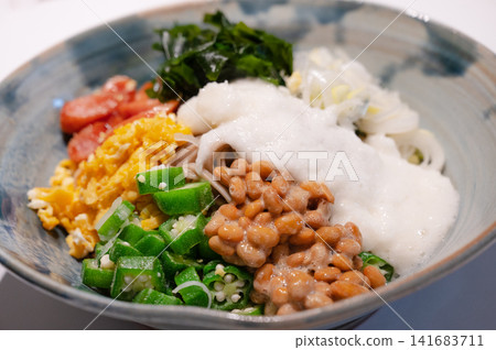 涼麵配大量納豆和秋葵 141683711
