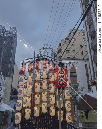 黑主山的燈籠在黃昏時分亮起,營造出祗園祭宵山(晚祭)的氛圍。 黑主山的燈籠在黃昏時分亮起,營造出祗園祭宵山(晚祭)的氛圍。 141683845