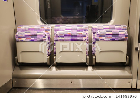 英國倫敦伊莉莎白線地鐵車廂內 英國倫敦伊莉莎白線地鐵車廂內 141683956
