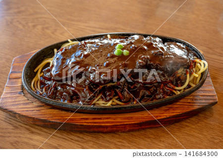 鐵板燒炸豬排意麵的桌面照片,留有影印空間。 鐵板燒炸豬排意麵的桌面照片,留有影印空間。 141684300
