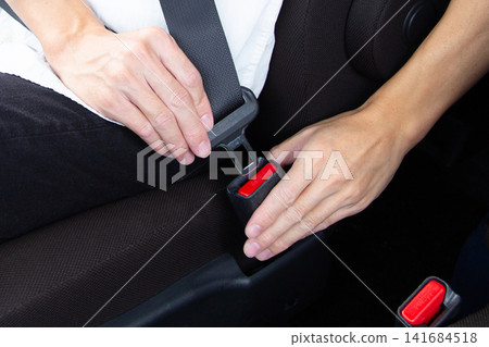 繫著汽車安全帶的人的手 141684518