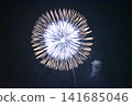 夏夜的夜空中，煙火呈放射狀閃耀。 141685046