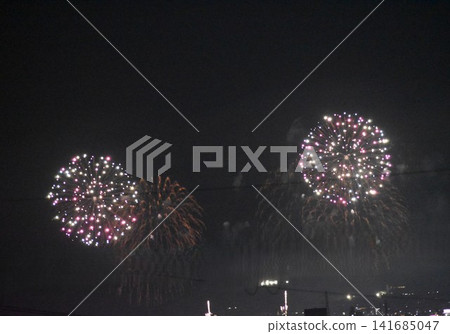 夏夜天空綻放著五彩繽紛的煙火 夏夜天空綻放著五彩繽紛的煙火 141685047