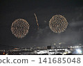 夏夜的天空中，煙火劃出同一個圓圈。 141685048