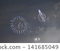 夏夜天空中綻放著兩朵煙火 141685049