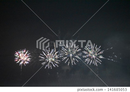 白色煙火升騰入夜空 白色煙火升騰入夜空 141685053