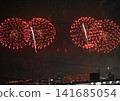 紅色的煙火升騰入夜空 141685054