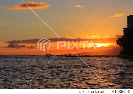 在威基基海灘的日落 在威基基海灘的日落 141686008