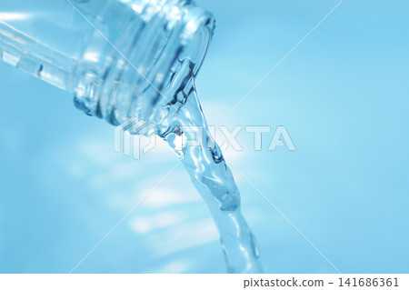 用玻璃瓶倒入礦泉水。 141686361