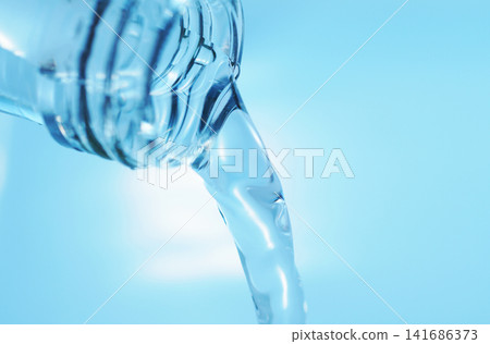 Pour in mineral water from a glass bottle. Pour in mineral water from a glass bottle. 141686373