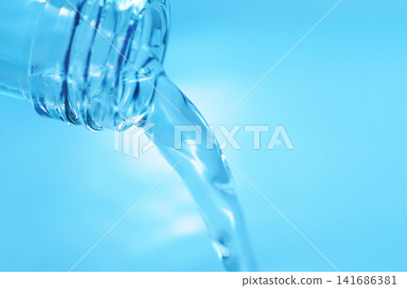 Pour in mineral water from a glass bottle. Pour in mineral water from a glass bottle. 141686381