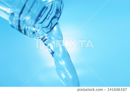 用玻璃瓶倒入礦泉水。 141686387