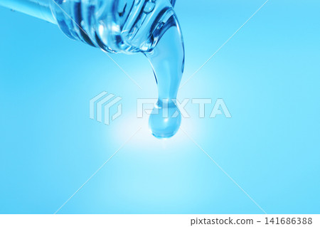 用玻璃瓶倒入礦泉水。 用玻璃瓶倒入礦泉水。 141686388