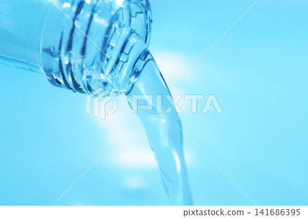 Pour in mineral water from a glass bottle. Pour in mineral water from a glass bottle. 141686395